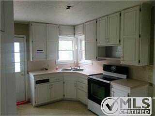 5th image of 607 W Lake St
