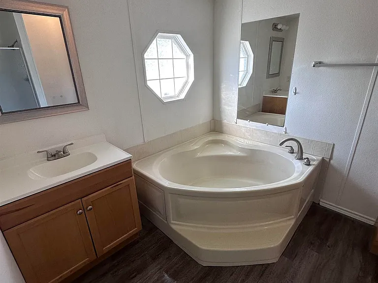 12847 FM 2710 — Photo 4