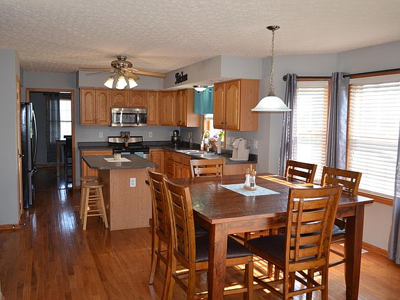 3rd image of 200 Willow Way
