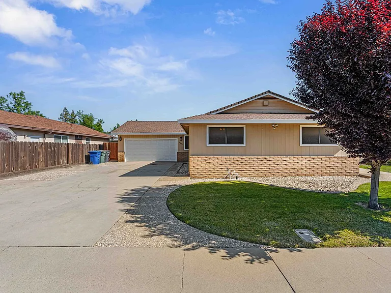 2025 Sweetwater Dr — Photo 2