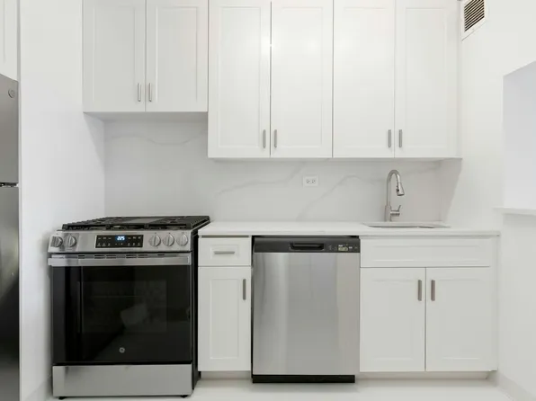 400 East 70th Street 503 image 3 of 7