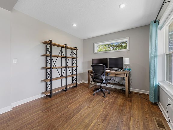 5th image of 601 Stonegate Cir
