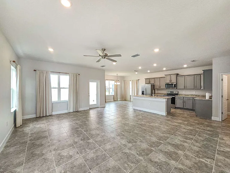 1109 Canfield Cir SE — Photo 3