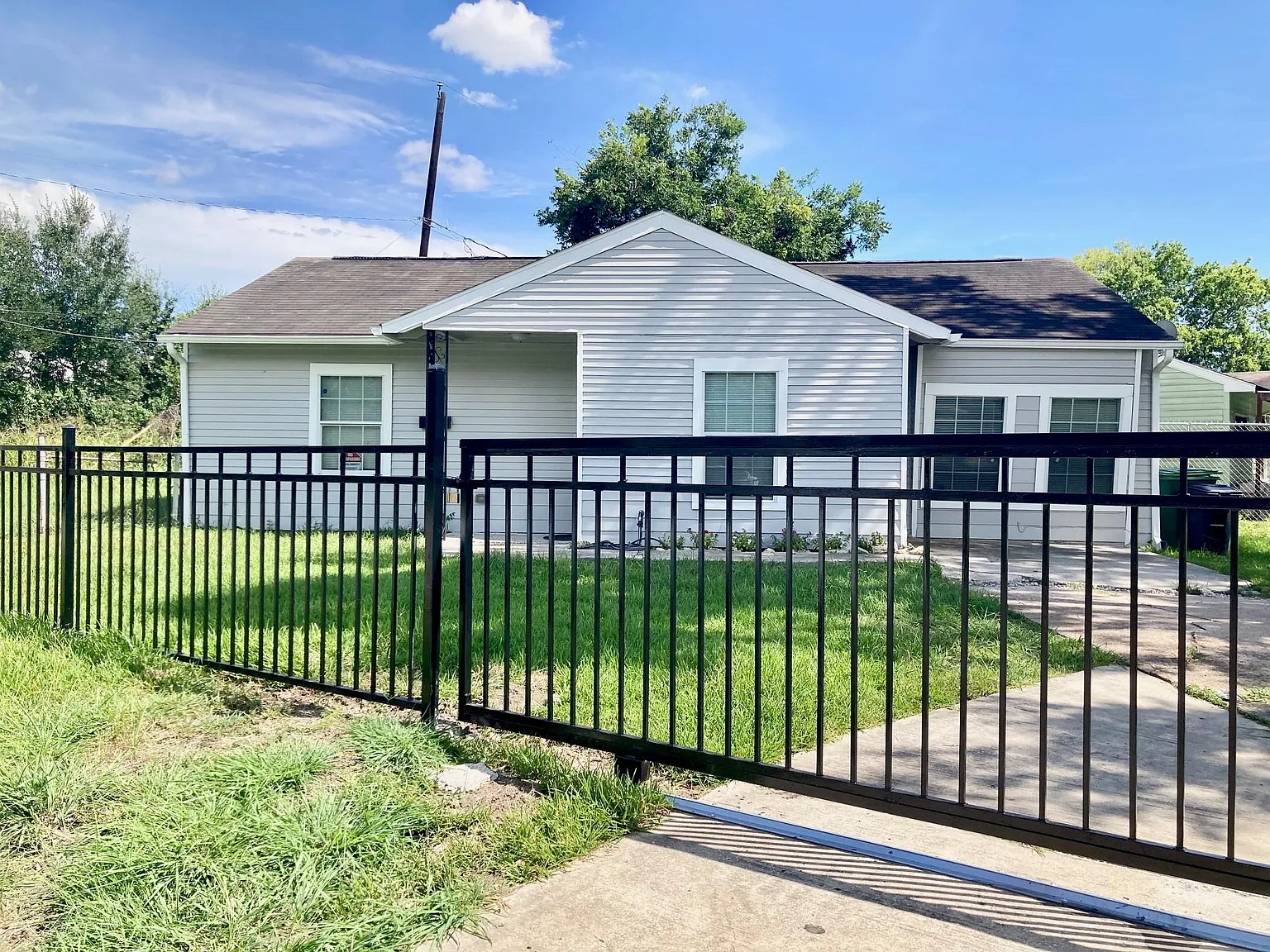 3 bed, 1.0 bath, 1056 sqft, $1,495 — Photo 1