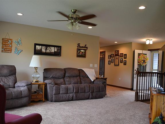 4th image of 957 Valley Dr