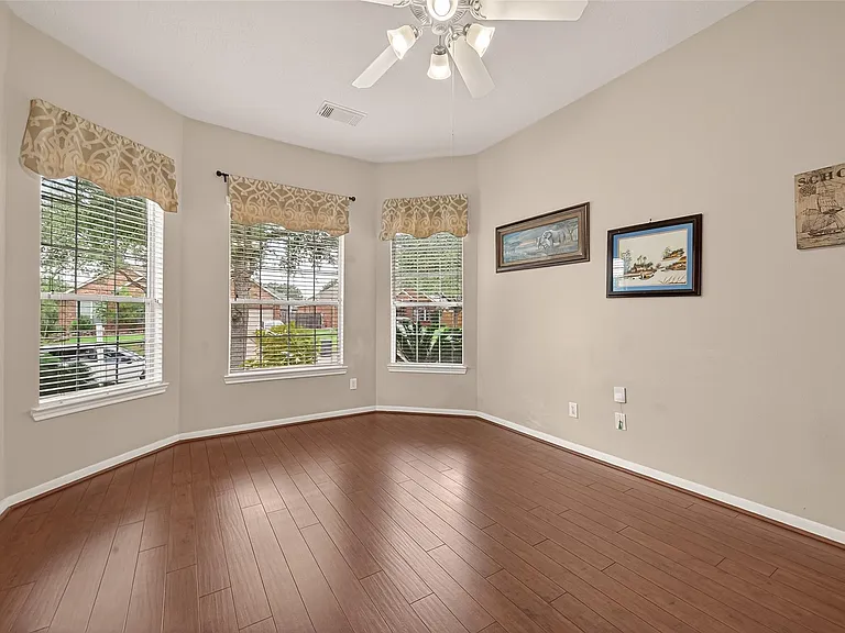 13719 Saxony Dr — Photo 37