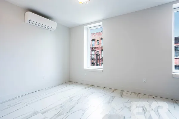 Rented by EXR | media 22