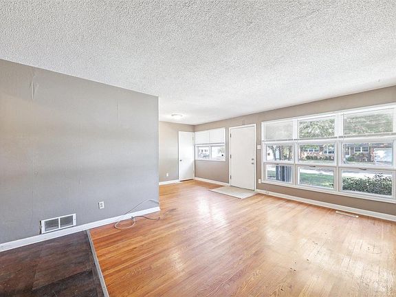5th image of 140 Saint Regis Ln