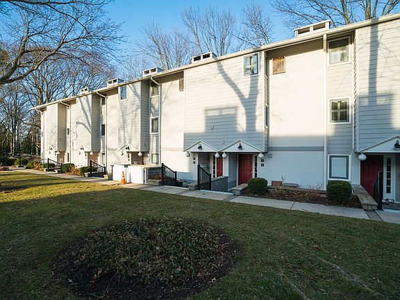 2nd image of 32 Newbold Sq Unit 32