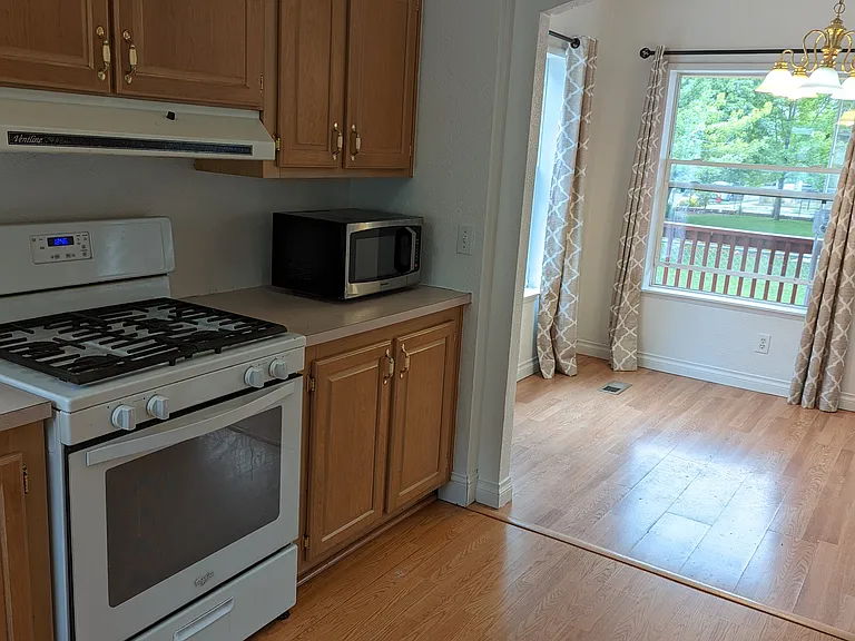 514 Holbrook St — Photo 5