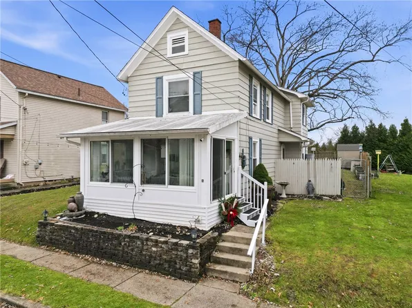 16 S 9th St, Sharpsville, PA 16150