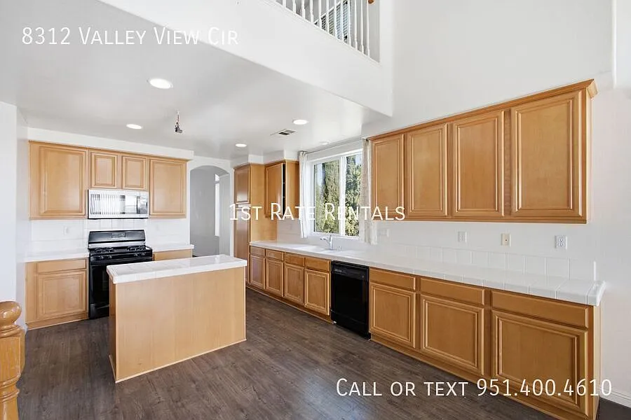 Corner lot, view, and a fantastic layout! — Photo 4