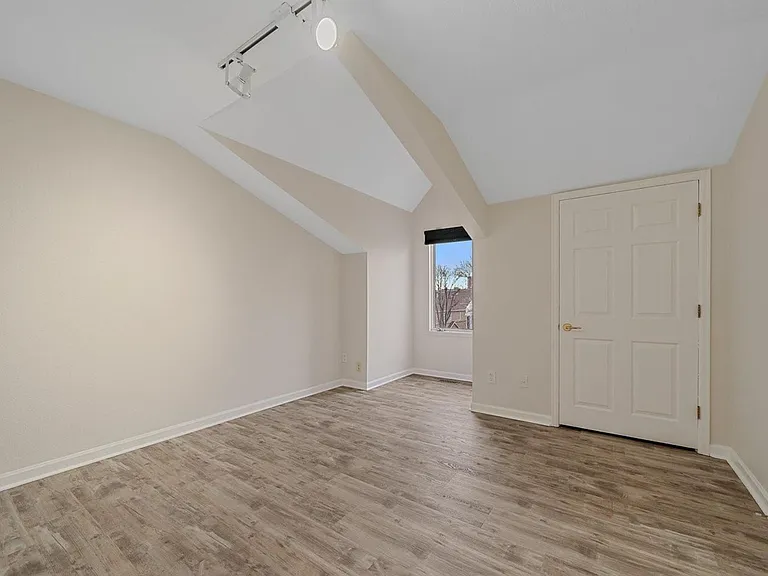 162 S Jackson St — Photo 3
