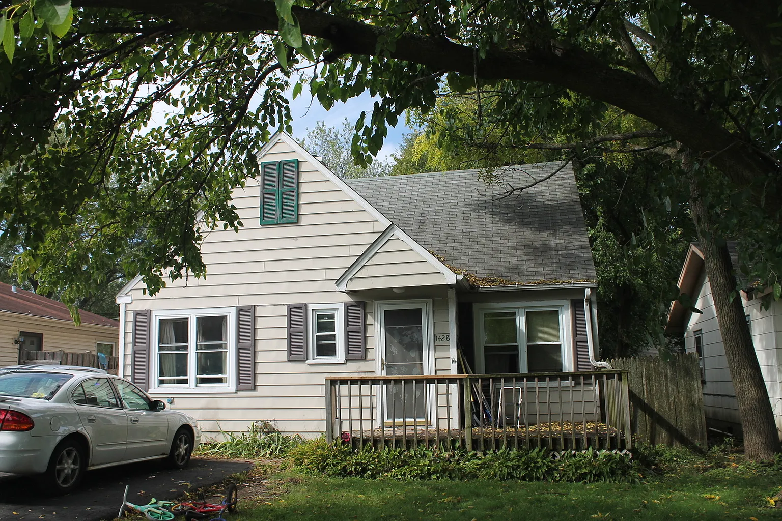 1428 Leslie Ave photo 1