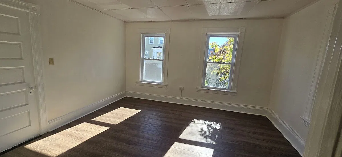 3 bed, 1.0 bath, 1300 sqft, $2,500 — Photo 2