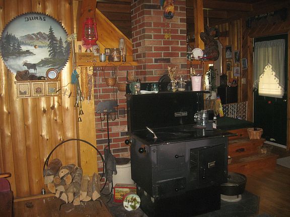 Dining room w/cookstove