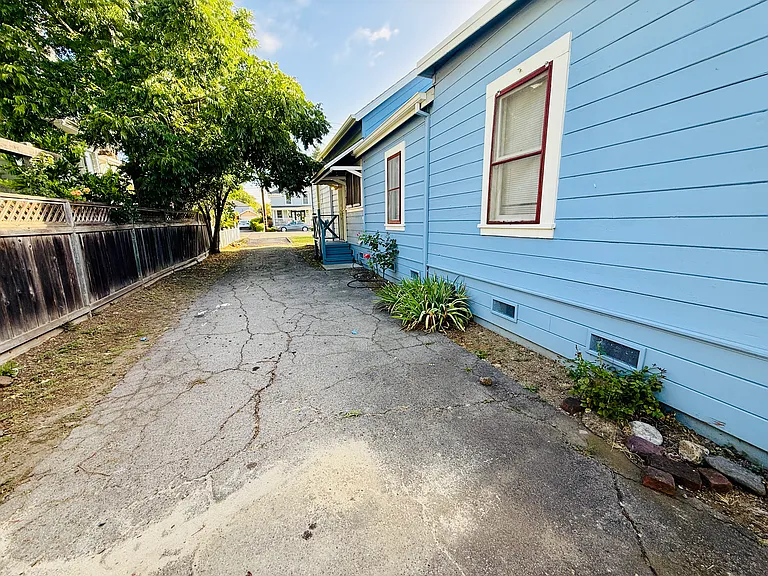 1569 Oak St — Photo 14