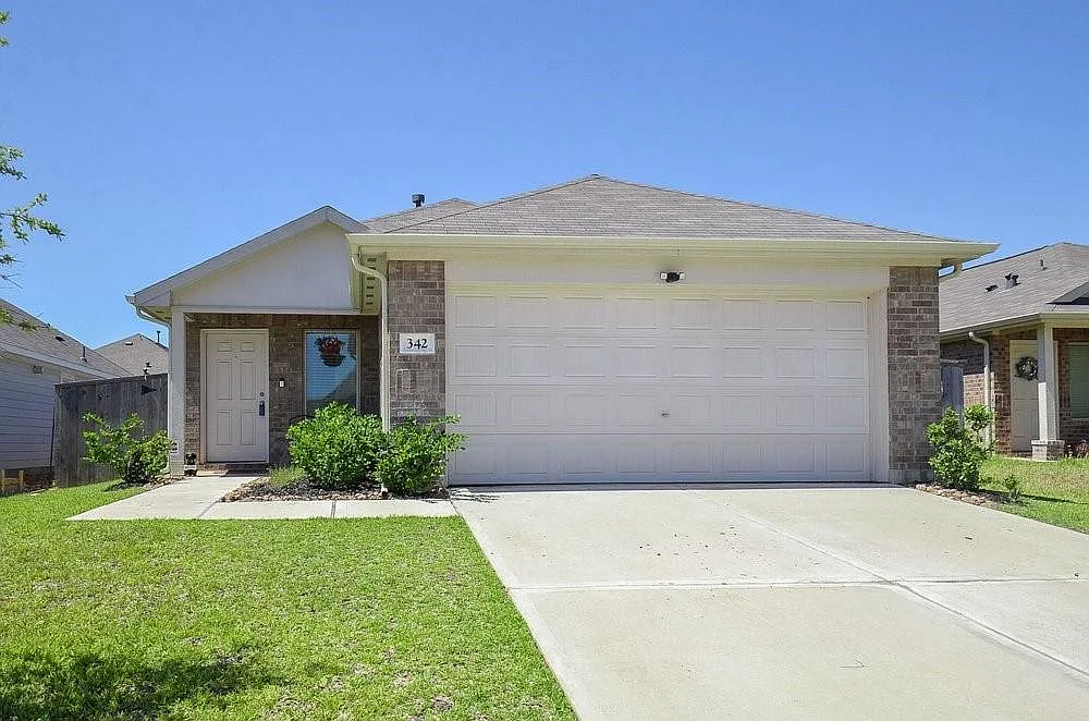 4 bed, 2.0 bath, 1631 sqft, $2,050 — Photo 1
