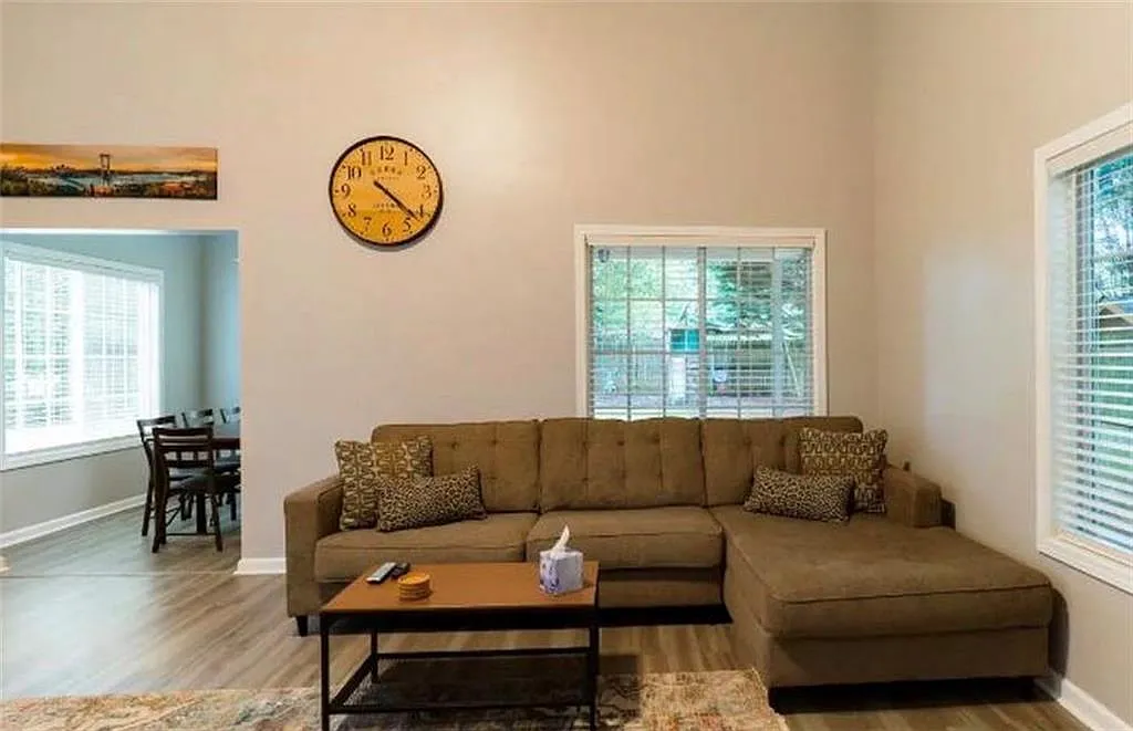 4 bed, 2.0 bath, 2405 sqft, $2,400 — Photo 1
