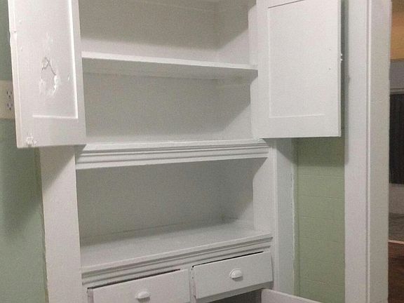 kitchen cabinet Refrigerator and Stove included