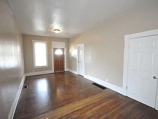 1490 Indianola Ave — Photo 3