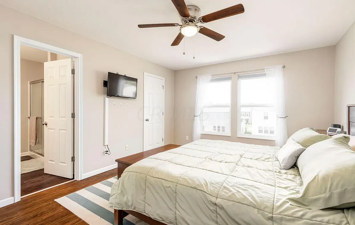 3 bed, 2.5 bath, 1964 sqft, $2,396 — Photo 3