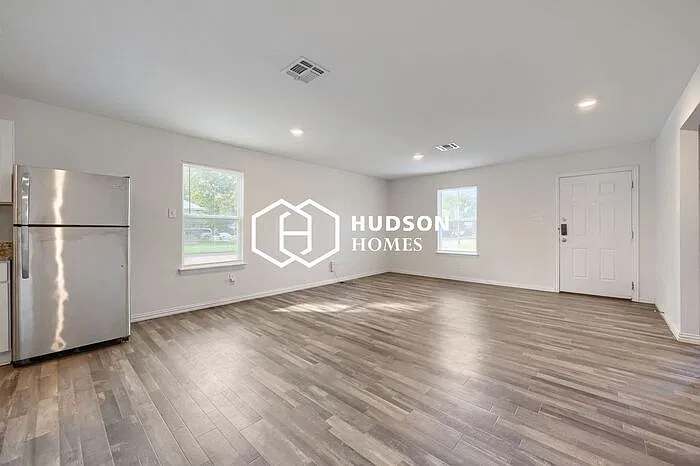 3 bed, 2.0 bath, 1090 sqft, $1,035 — Photo 4