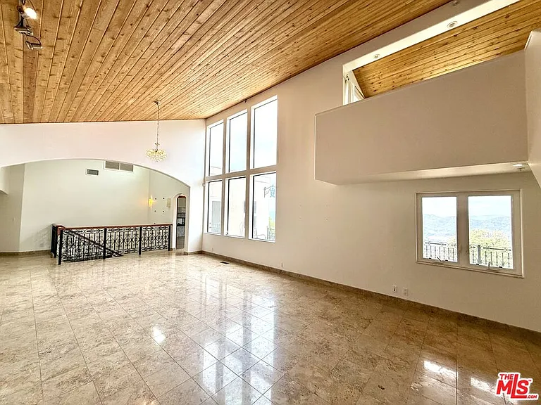 10827 Pacific View Dr — Photo 14