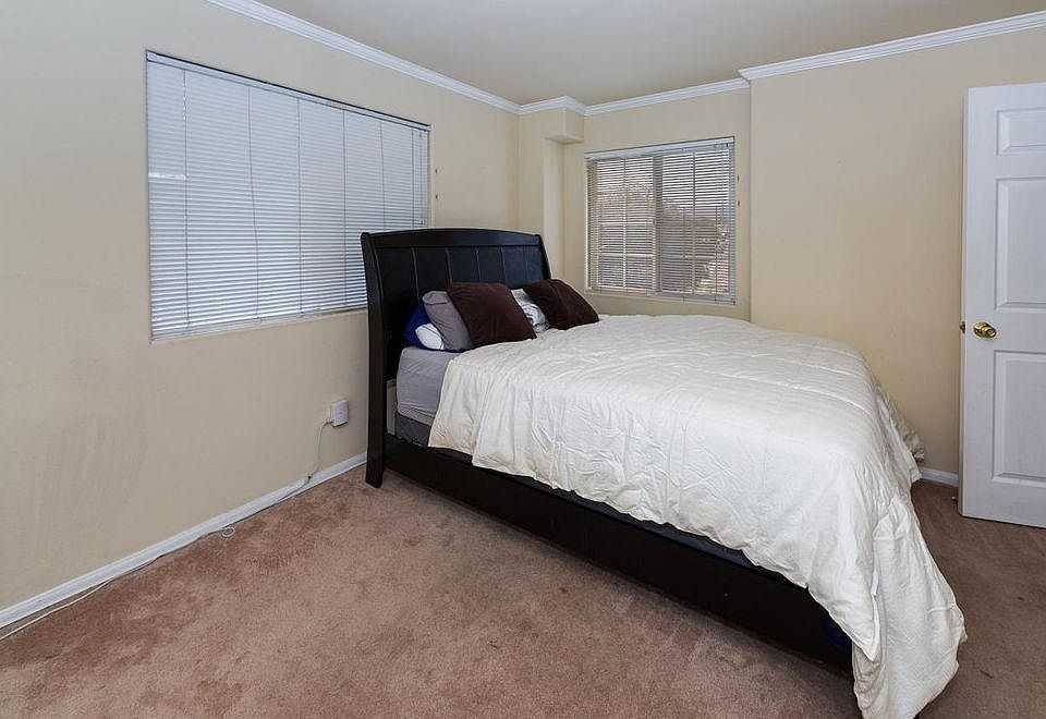 1st image of 3042 Crescent Way