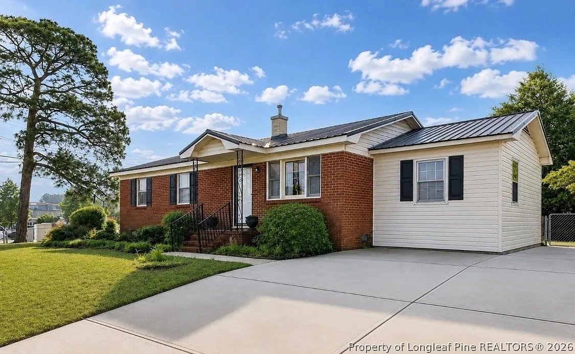 3 bed, 1.0 bath, 1159 sqft, $1,450 — Photo 1