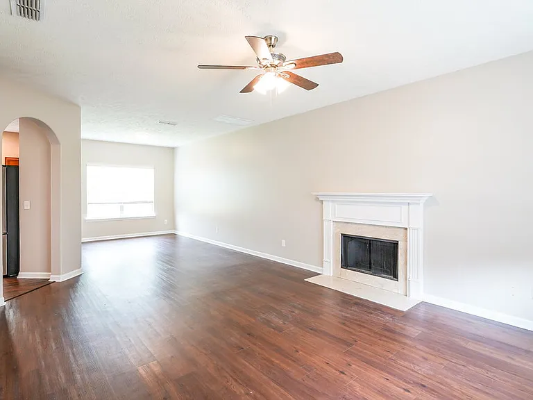 1096 Shire Dr — Photo 5