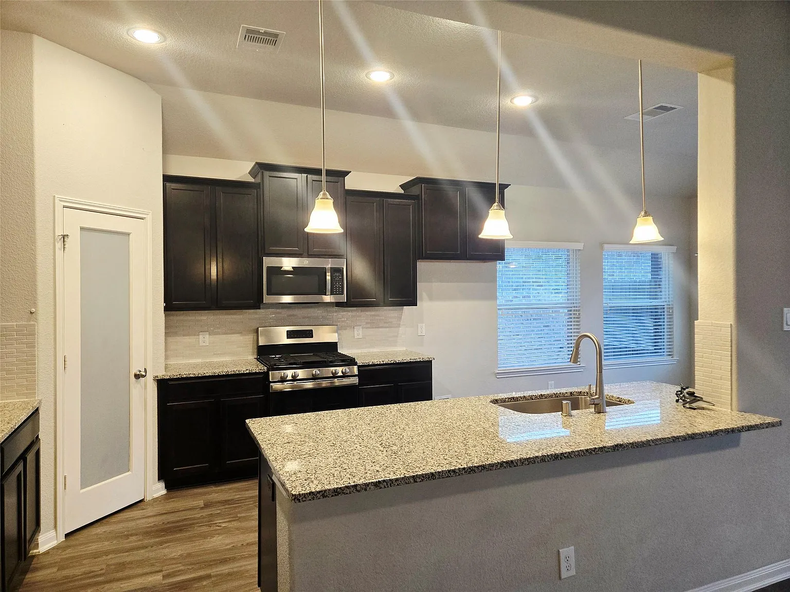 3 bed, 2.0 bath, 1750 sqft, $2,400 — Photo 4
