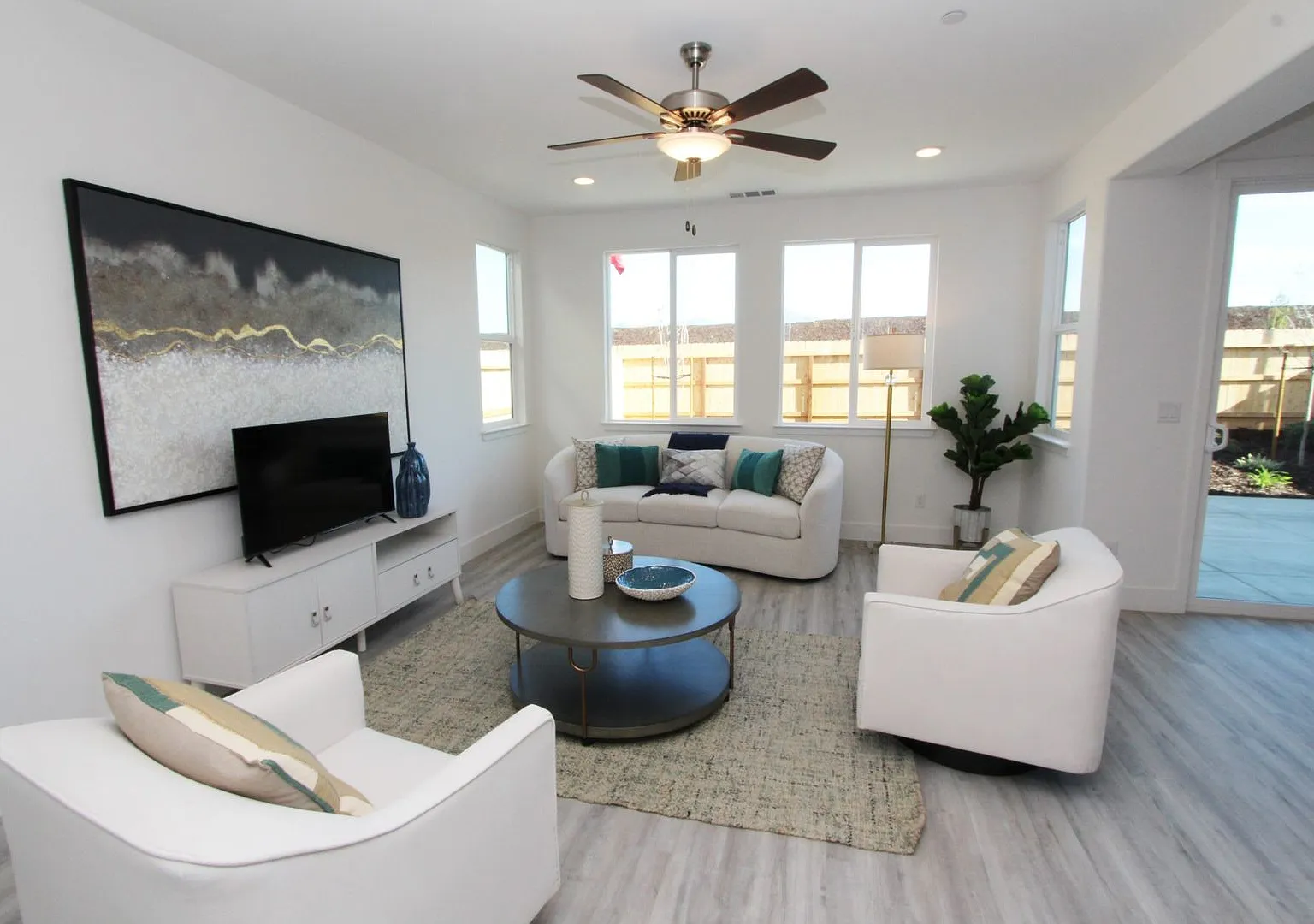 Gorgeous New Build 3 bedroom 2.5 bathroom home in Santana Ranch Available NOW!! — Photo 3