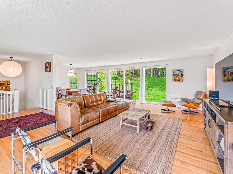 2440 Erin Pl — Photo 3