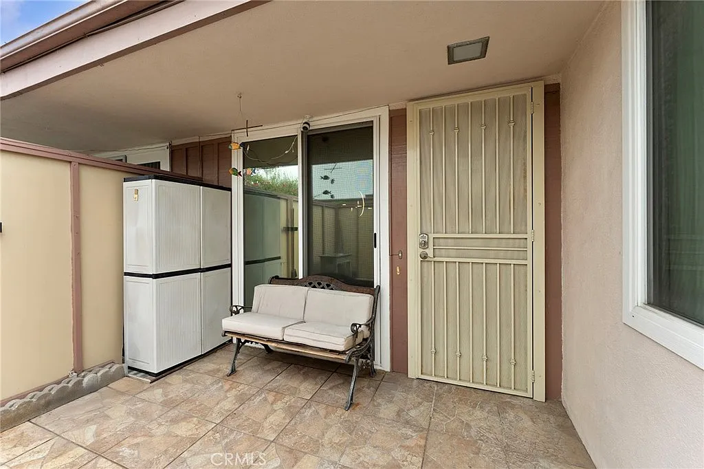 2 bed, 1100 sqft, $2,300 — Photo 2