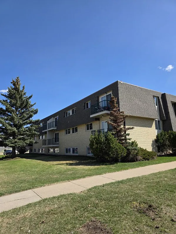 Lakeside Chateau Apartments — Photo 3