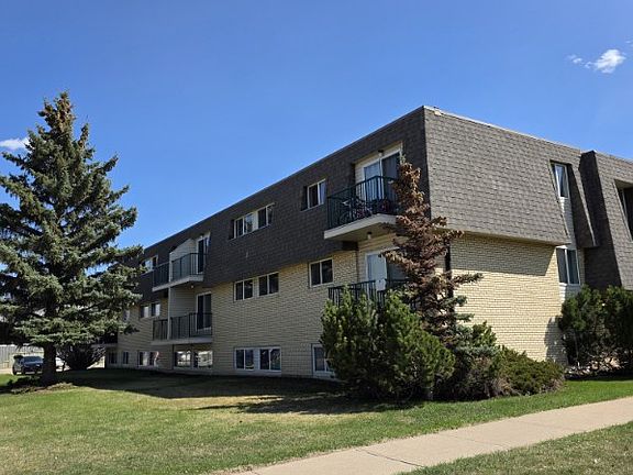 3rd image of 10327 107th Ave #303
