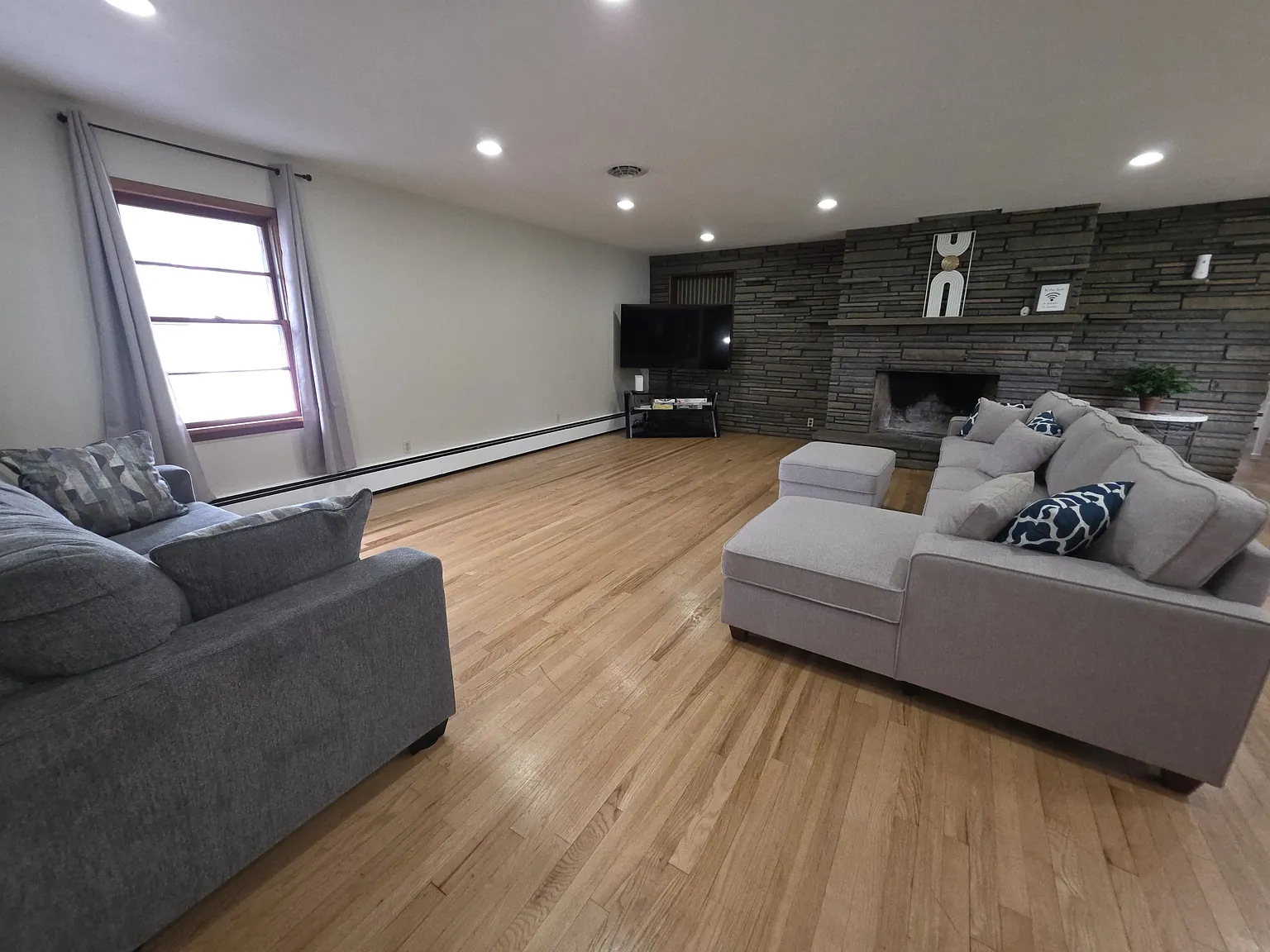 3 bed, 1.5 bath, 1900 sqft, $3,500 — Photo 4
