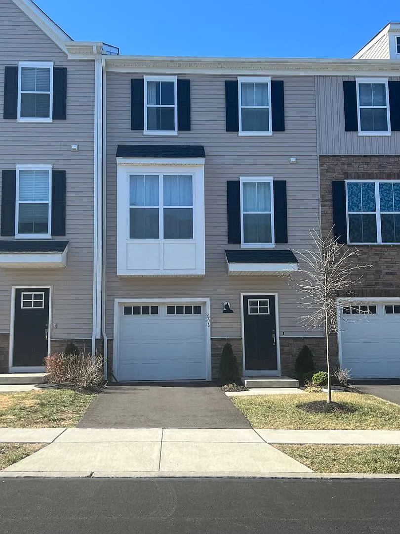 Luxurious 3-Bed Townhome in Spring City with One-Car Garage! Available December 1st! — Photo 1