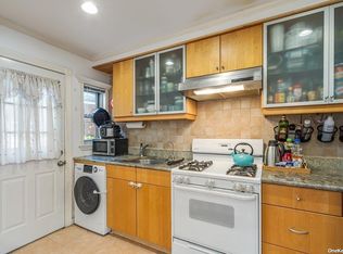 6743 218th St, Oakland Gardens, NY 11364