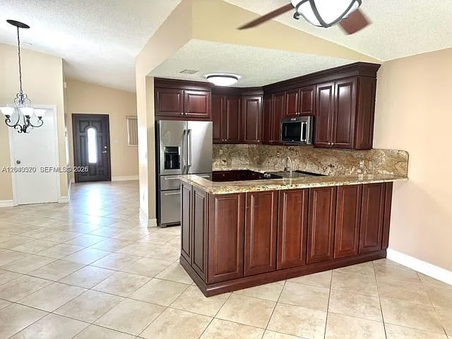 2514 SW 138th Ave — Photo 2