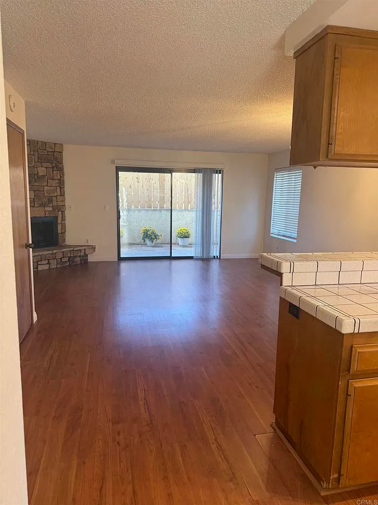 3 bed, 2.5 bath, 1214 sqft, $4,800 — Photo 3