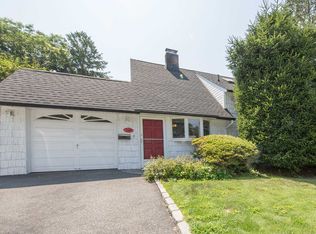 106 Friends Ln, Westbury, NY 11590