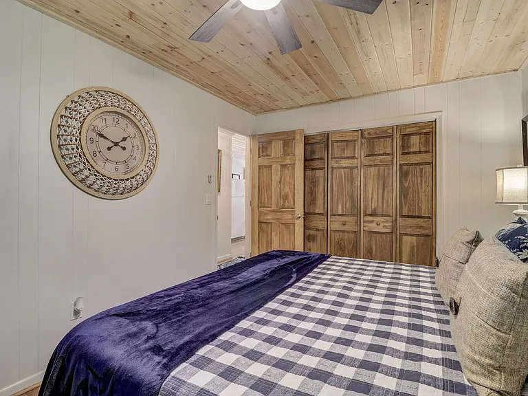 downstairs bedroom - king size bed
