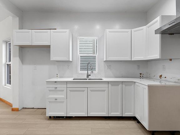 3rd image of 909 Vine STREET