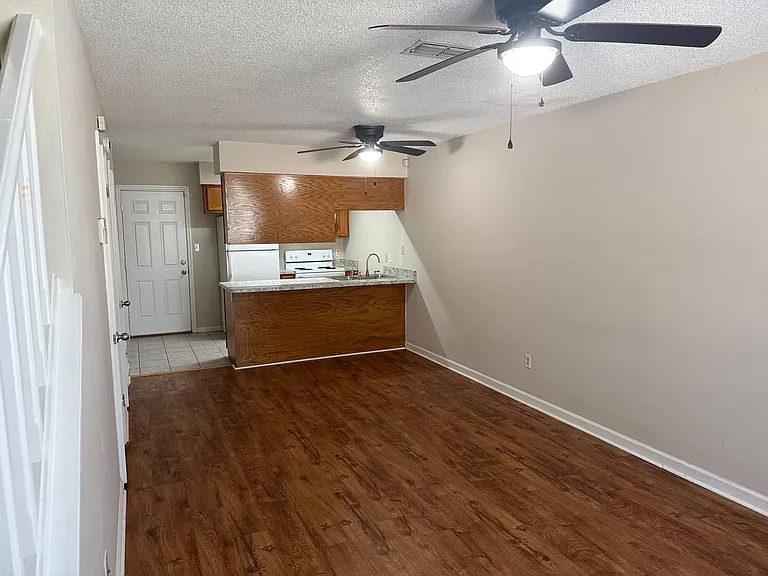 827 Richmond St — Photo 6