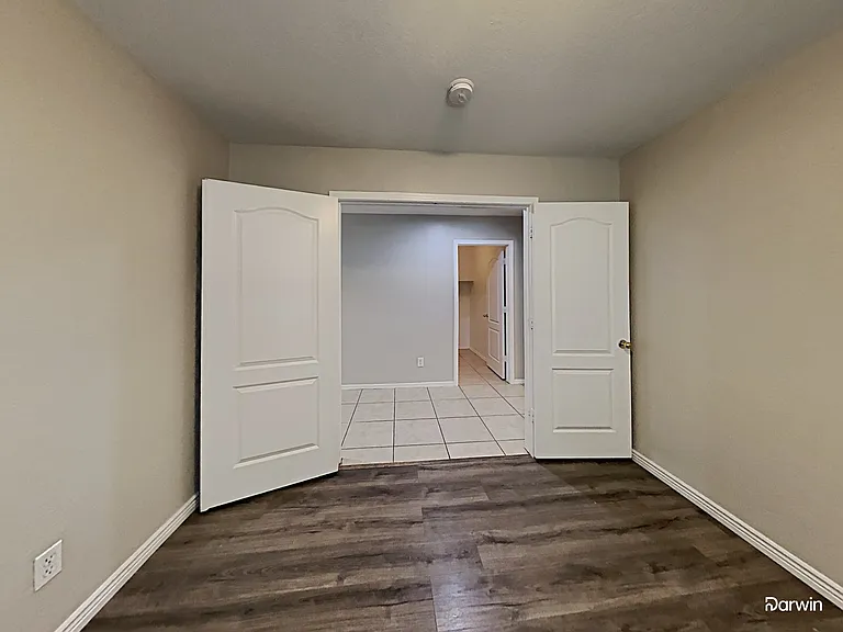 7911 S 48th Ln — Photo 17