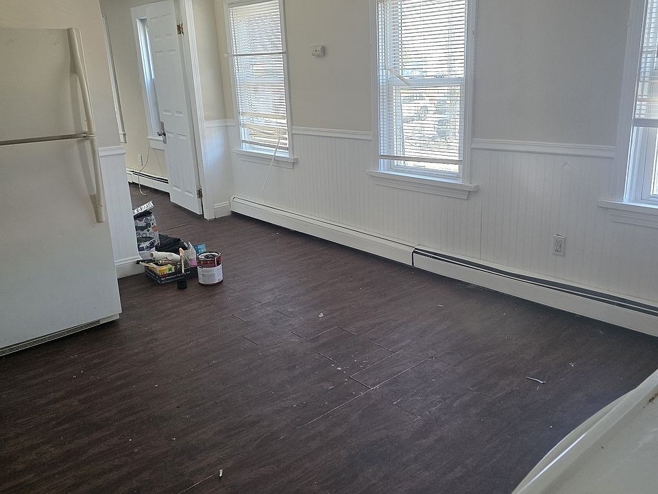 1st image of 702 Dexter St Floor 1