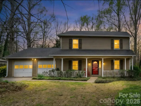 3153 Village Dr, Morganton, NC 28655