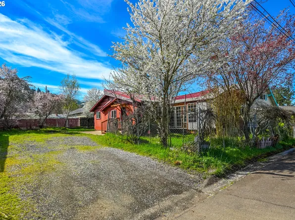 2745 W Jay Ave, Roseburg, OR 97471